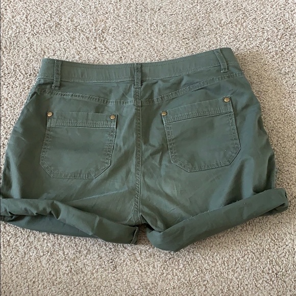 Croft & Barrow Classic Fit Shorts (stretch) - sz 6 - Picture 2 of 3